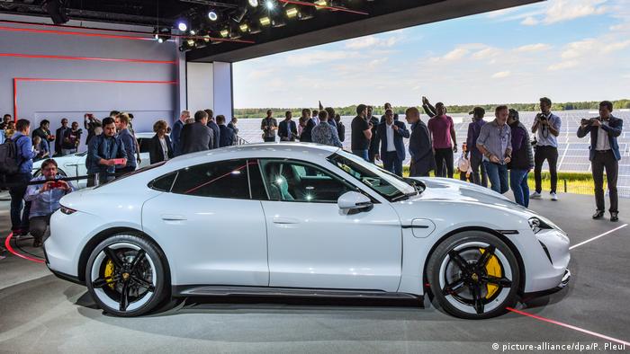 Мировая премьера электромобиля Porsche Taycan в сентябре 2019 года