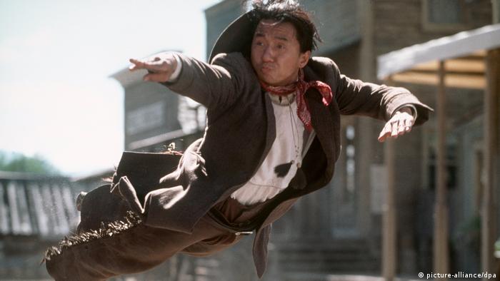 Актер Джеки Чан летит в воздухе