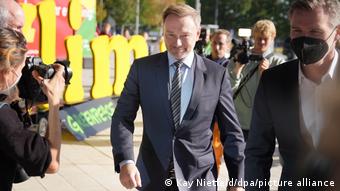 Лидер немецких либералов Кристиан Линднер направляется на предварительные консультации с зелеными и социал-демократами, 7 октября 2021 г.