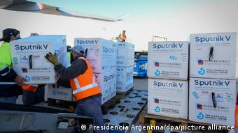 В аэропорту Буэнос Айреса разгружают коробки с российской вакциной