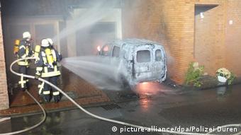 Немецкие пожарные тушат электромобиль