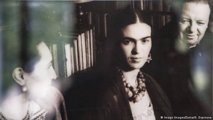 Фрида Кало (в центре) и Диего Ривера (ок. 1953)