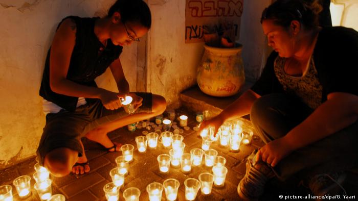 Подростки зажигают свечи (фото из архива)