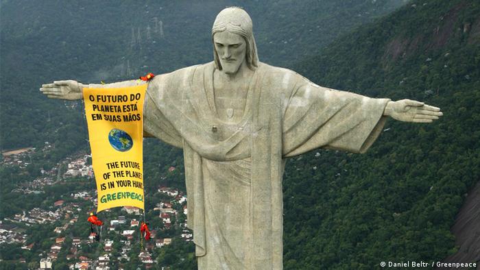 Будущее планеты в ваших руках - баннер на статуе Христа в Рио-де-Жанейро
