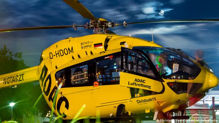 Вертолет желтого цвета воздушной спасательной службы ADAC