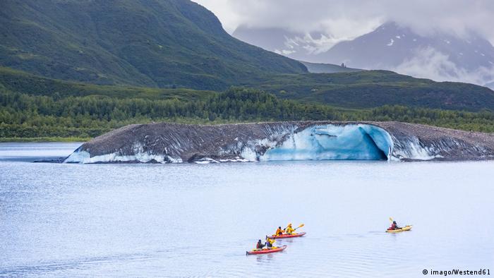 Каякеры на ледниковом озере Валдиз на Аляске