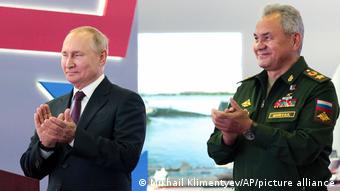 Владимир Путин и министр обороны РФ Сергей Шойгу на форуме Армия-2021