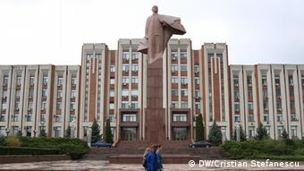 Памятник Ленину перед зданием парламента непризнанной Приднестровской республики в Тирасполе