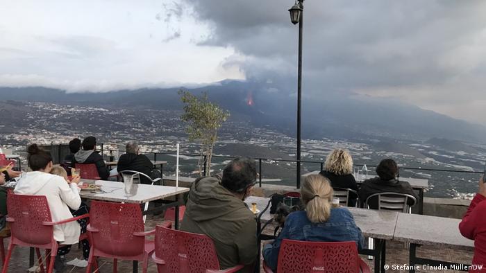 Туристы наблюдают за извержением вулкана