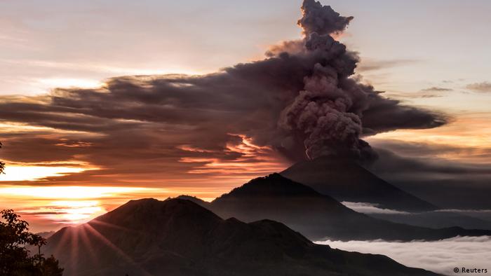 Темные облака над вершиной вулкана Агунг на Бали