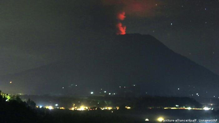 Вулкан Агунг в ночное время