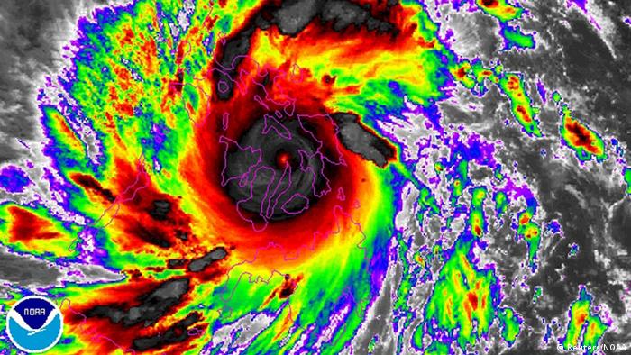 Тайфун над Филиппинами (съемка со спутника) 