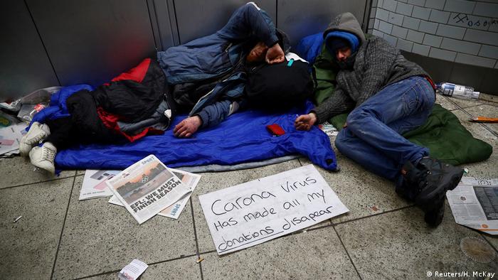 Две бездомных лежат на улице в Лондоне во время пандемии коронавирусной инфекции