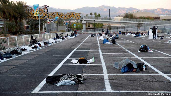 Бездомные в Лас-Вегасе спят на парковках для автомобилей