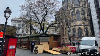 В центре Ахена возводят рождественский рынок, но заработает ли он, не совсем понятно 
