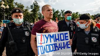 Задержание протестующего с плакатом Умного голосования в Москве в августе 2021 года