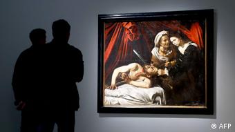 Посетители картинной галереи перед одной из картин итальянского художника Микеланджело Меризи да Караваджо