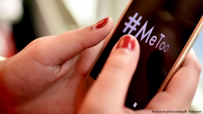 Телефон в руках, на экране которого написал хэштег #MeToo