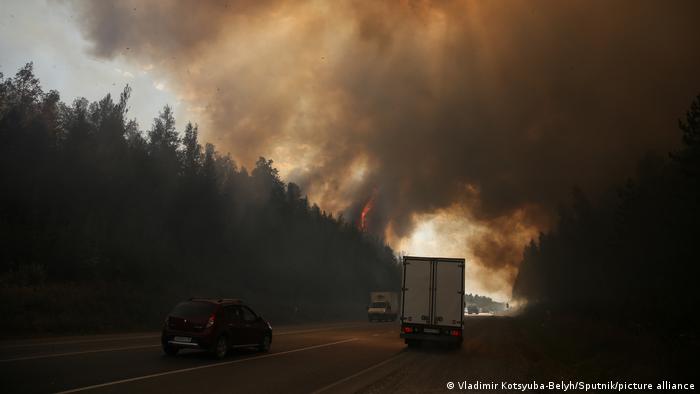 Густой дым от лесного пожара над трассой Пермь-Екатеринбург в августе 2021 года