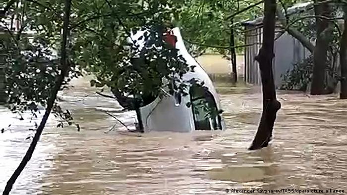 Керчь, июнь 2021 года. Наводнение и перевернутый автомобиль в потоке воды 