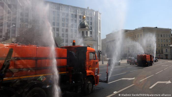 Поливальные машины в Москве во время аномальной жары