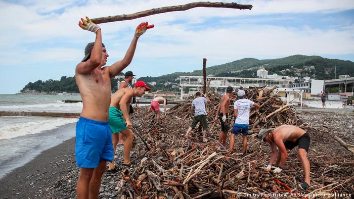 Разбор мусора на пляже в Сочи после наводнения и селей 5 июля 2021 года 