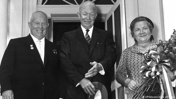 Никита Хрущев и его жена Нина с президентом США Дуайтом Эйзенхауэром