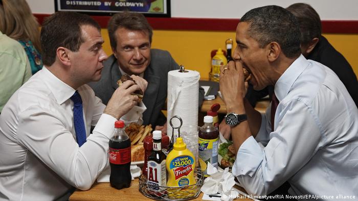 Дмитрий Медведев и Барак Обама в любимой бургерной американского президента в Арлингтоне