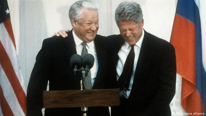 Борис Ельцин и Билл Клинтон на лужайке у Белого дома