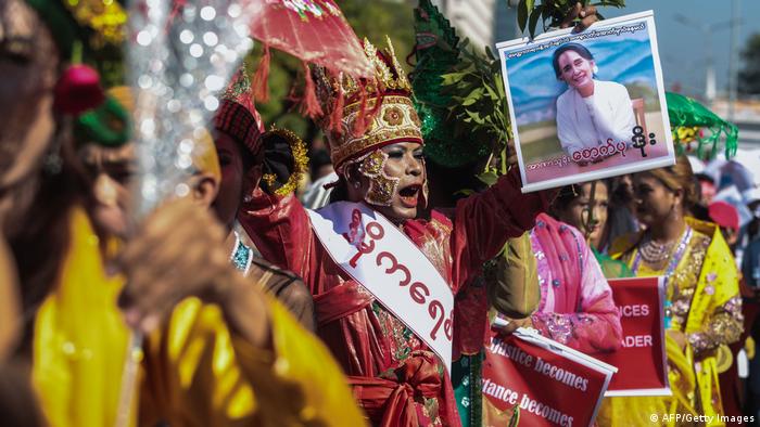 Женщины в национальных костюмах на акции протеста в Янгоне