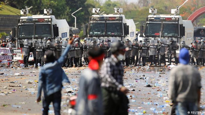 Столкновения демонстрантов с полицией 