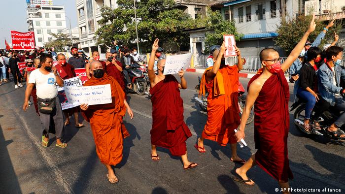 Монахи среди протестующих
