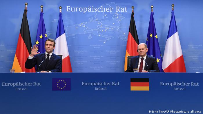 Пресс-конференция президента Франции Эмманюэля Макрона и канцлера ФРГ Олафа Шольца в Брюсселе