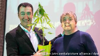 Подарок с намеком: в 2014 на съезде зеленых Оздемиру (слева) вручили горшочек с коноплей