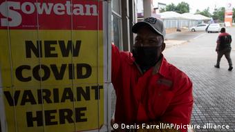 Мужчина в ЮАР на фоне сообщения о появлении в стране нового варианта коронавируса