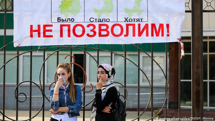 Плакат в Магасе с надписью Не позволим протв передачи земель Чечне