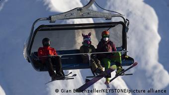 Три лыжника на подъемнике