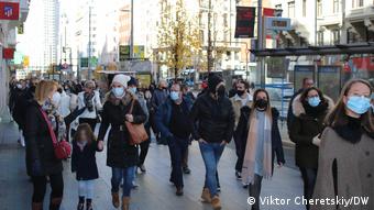 Прохожие в защитных масках на улицах Мадрида