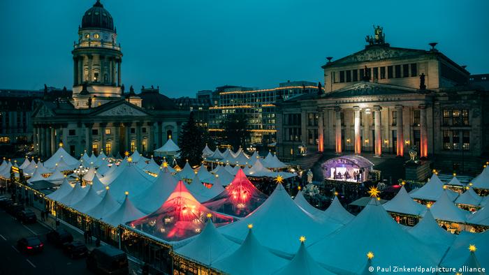 Рождественский базар на площади Жандарменмаркт в Берлине