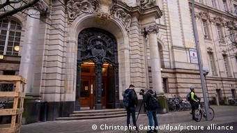 Перед зданием земельного суда Берлина. Журналисты ждут