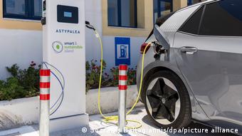 Зарядка электромобиля на греческом острове Астипалея