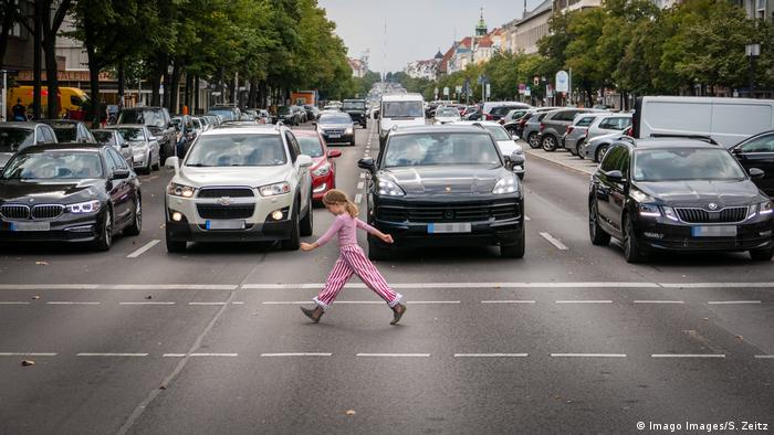 Автомобили класса SUV на перекрестке в Берлине