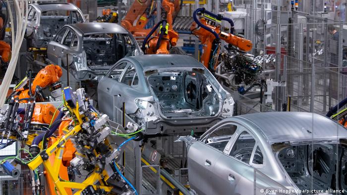 Производство электромобиля BMW i4 на головном заводе BMW в Мюнхене