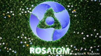 Логотип Росатома на фоне зеленой природы