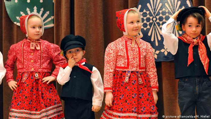 Дети в традиционных лужицких костюмах