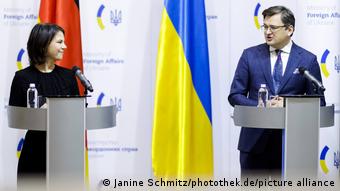 Министры иностранных дел ФРГ и Украины Анналена Бербок и Дмитрий Кулеба в Киеве, 17 января 2022 года