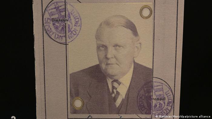 Удостоверение личности Людвига Эрхарда, выданное в Бонне 