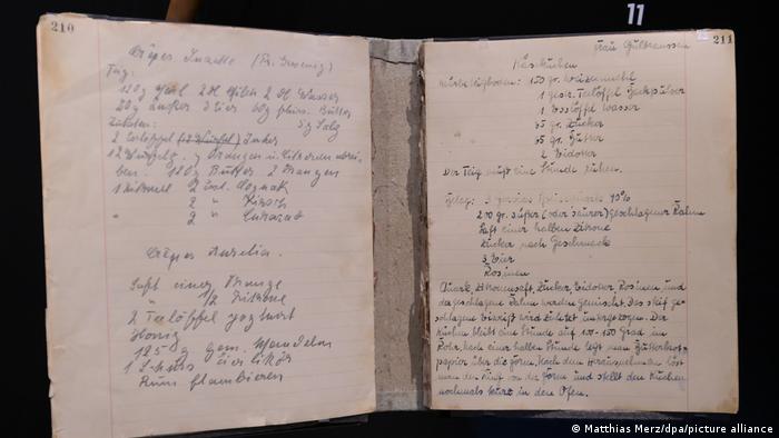 Книжка с рецептами, принадлежавшая супруге канцлера Луизе Эрхард (Luise Erhard, 1893-1975). Они находились в браке более пятидесяти лет, а познакомились во время учебы в Университете Франкфурта-на-Майне
