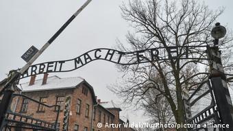 Ворота в концентрационный лагерь Освенцим с вывеской Труд освобождает