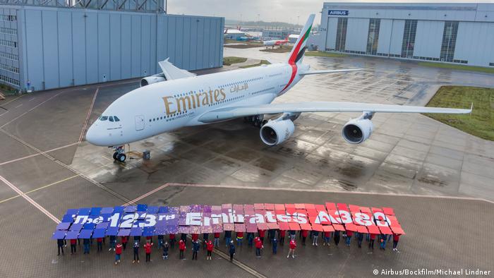 Завод Airbus в Гамбурге, 16.12.21. Компании Emirates передают 123-й и последний самолет А380